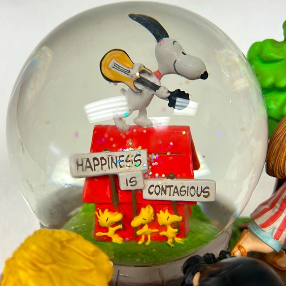 2014 PEANUTS Hallmark HAPPINESS IS CONTAGIOUS” musical snow globe - Picture 9 of 15